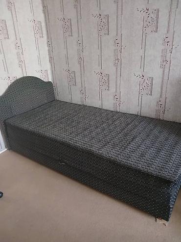 Продается кровать и стол раздвижной. Цена договорная. Звонить по