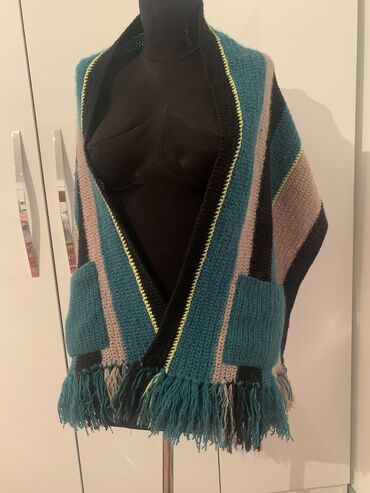 Другая женская одежда: Продаётся шерстяной вязаный палантин с карманами, стильный, очень at lalafo.kg — 5 Другая женская одежда: Продаётся шерстяной вязаный палантин с карманами, стильный, очень — 5