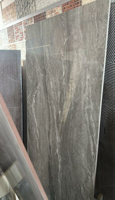 hamam tusu: Böyük ölçülü porselen/keramoqranit plitə – boz mermer fakturalı. -
