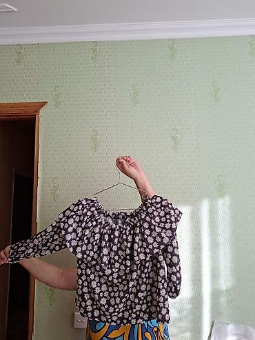 Qadın bluzu – çiçək naxışlı - Stil: geniş yaxa volantlı, elastik