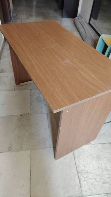 kontakt home stullar: İşlənmiş, Dördbucaq masa