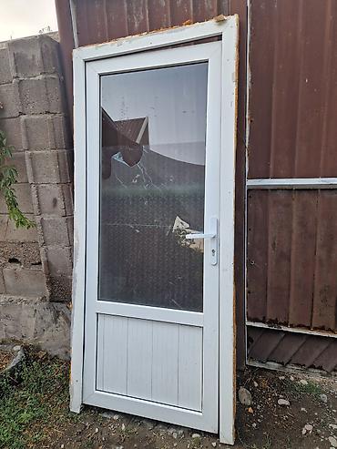 Пластиковая дверь, Б/у, Со стеклом