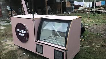 Торговая стойка с холодильной витриной для продажи напитков, десертов
