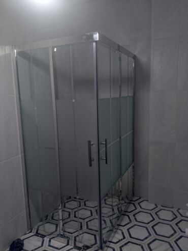 qus sudu tortu: Şüşə duş kabinası - Material: qalın temperli şüşə panellər