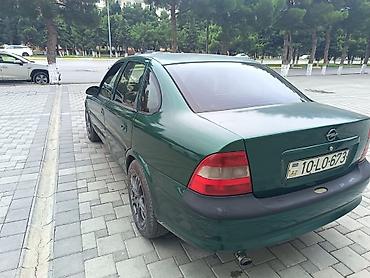 kredit avtomobil: Opel Vectra sedan – tünd yaşıl rəng, 4 qapı, 5 yerlik. Şəhər və tras — 5