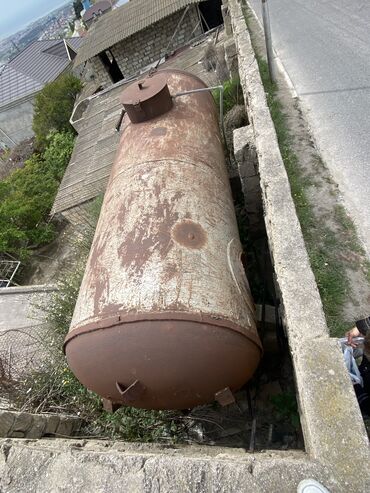 Baklar və çənlər: Salam. 8-10 tonluq qalın dəmirdən su çəni satılır. Bakıdadır. Qiymət — 11