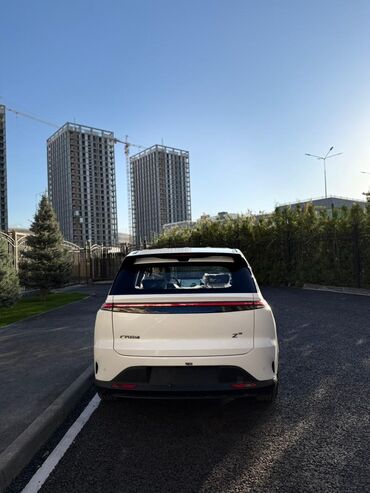 Другой электротранспорт: Электромобиль (кросс‑минивэн) белого цвета. Основные особенности: - — 5