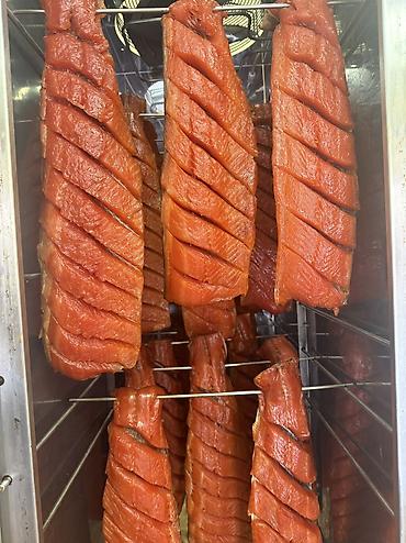 Форель: Аппетитная копченая рыба, разделанная на порционные куски — 9