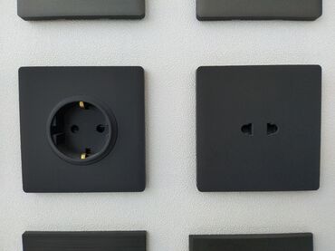 купить бу пластиковые окна: Qara rəngdə, kvadrat formalı elektrik yuvası. Bu, evdə və ya ofisdə