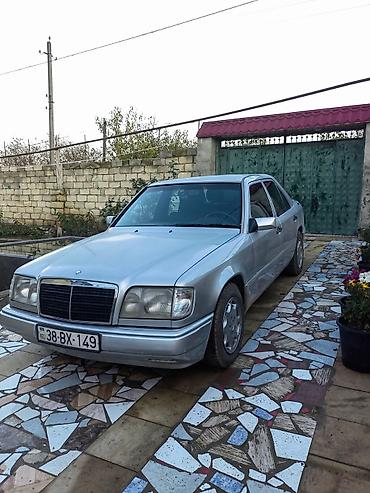audi a6 2000: Mercedes-Benz E 230: 2.3 l | 1992 il Sedan — 3