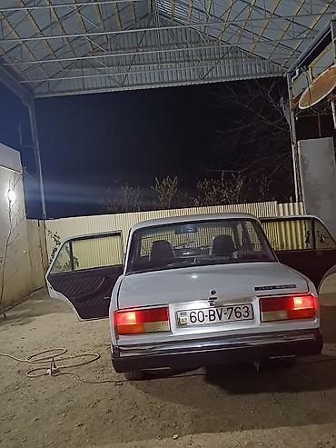 VAZ (LADA): LADA 2107, ağ rəng, sedan kuzov. Xüsusiyyətlər: - Ön və arxa — 2