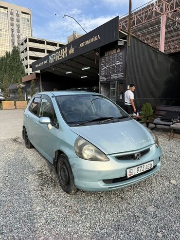 люк спринтер: Автомобиль Honda Fit 2002 года бирюзового цвета. Компактный хэтчбек