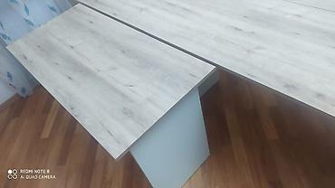 komputer setup: Kompakt iş/oxu masası - Dizayn: Minimalist, düzbucaqlı forma, açıq ağ — 3