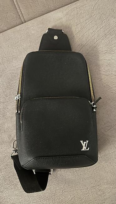 Сумка‑слинг Louis Vuitton, черная Замок подлагивает - Формат