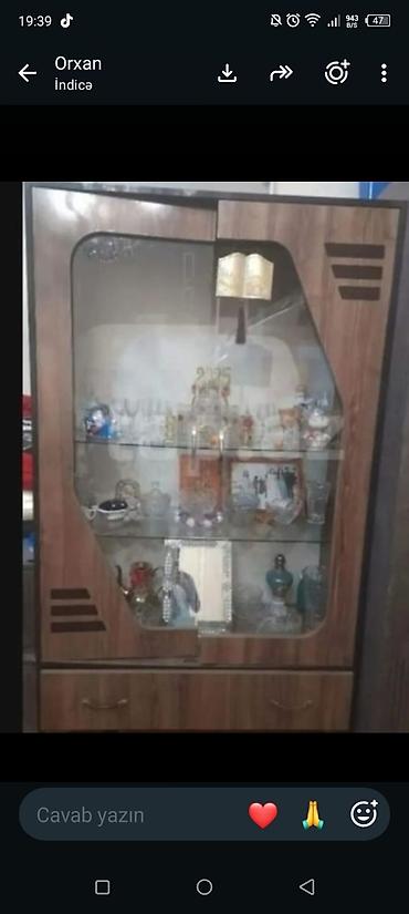 Vitrin şkaf - Material: ağac dekorlu korpus, ön hissədə temperli şüşə