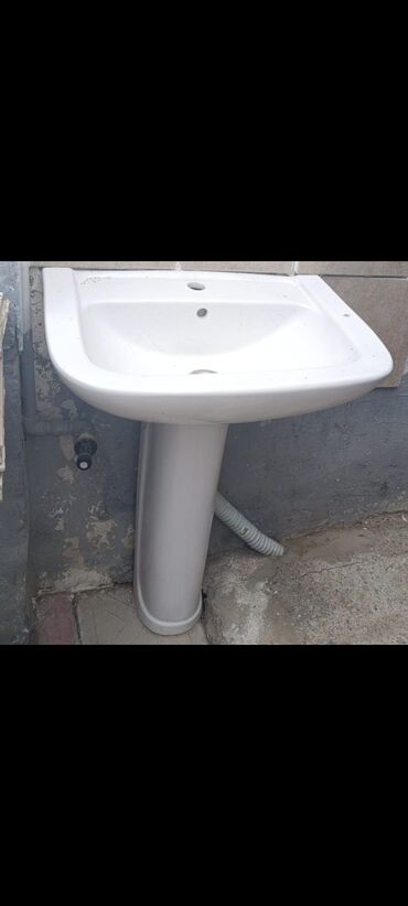 Truba: Məhsul: Ayaqlı keramika əl-üz yuyan (lavabo) - Material: Ağ şirli