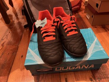 Səndəl və şəp-şüplər: DUGANA futzal ayaqqabısı 41ölçü. Dardı deyə geyilməyib. Karopka