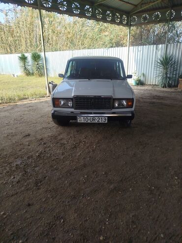 VAZ (LADA): VAZ 2107 sedan, ağ rəng. Klassik kuzov dizaynı, xrom ön barmaqlıq və — 1