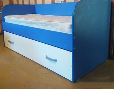 детская кроватка от 3 х лет: Кроватка 2-х местная, раздвижная, синего цвета. В идеальном состоянии