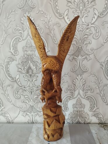 продаю статуэтки: Фигура "Беркут с добычей" материал дерево, 65см, в отличном состоянии