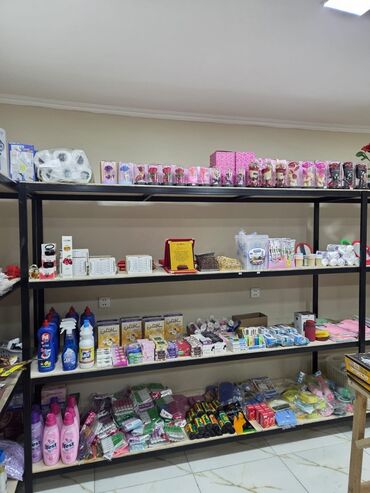 Konteynerlər: Məişət və xırdavat malları üçün geniş çeşidli mağaza rəfləri satılır