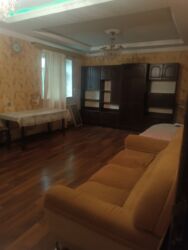 4 комнатные квартиры: Təcilli balaxanıda 3 otaqlı ev kirayə verilir isti su kombi var qaz su