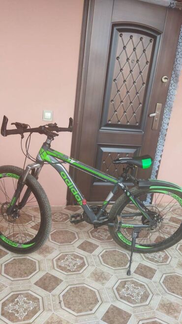 skorosnoy velosiped satisi: İşlənmiş Dağ velosipedi Adidas, 26", sürətlərin sayı: 7, Ünvandan götürmə