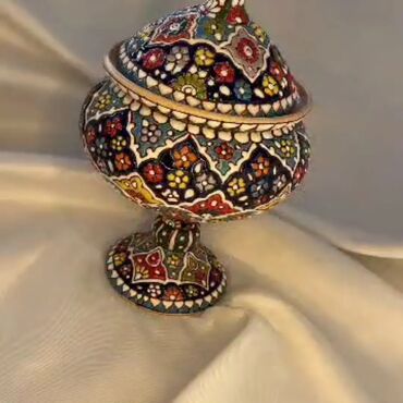 Digər ev dekoru: Zərif naxışlı və parlaq rəngli mina qapaqlı qab. Bu qab mürəkkəb — 4