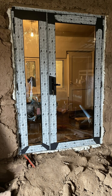 двери раздвижной: Двухсекционная балконная дверь черного цвета с матовой отделкой рамы и
