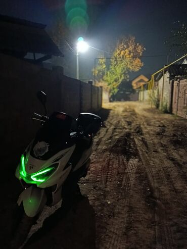 мото мапет: Скутер JET MOTO, городской максискутер в белом цвете. Характеристики