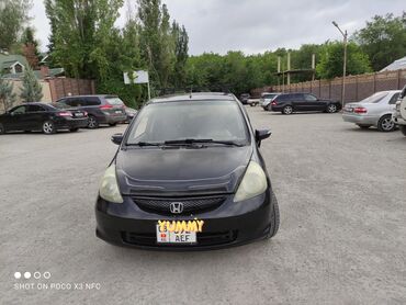 Honda: Хэтчбек Honda jazz черного цвета. Оснащен багажником на крыше, что