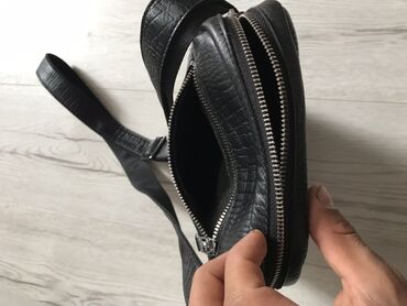 чехол для документов: Сумка через плечо из черной экокожи с тиснением «под крокодила». -