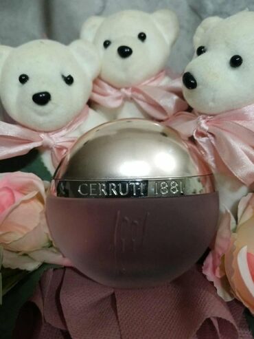 Parfemi: Crna bočica parfema Versace Crystal Noir sa fasetiranim čepom u obliku — 23