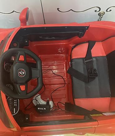 mashin al: Uşaq üçün elektrikli minik maşını – qırmızı rəngdə sport kupe dizaynı — 3