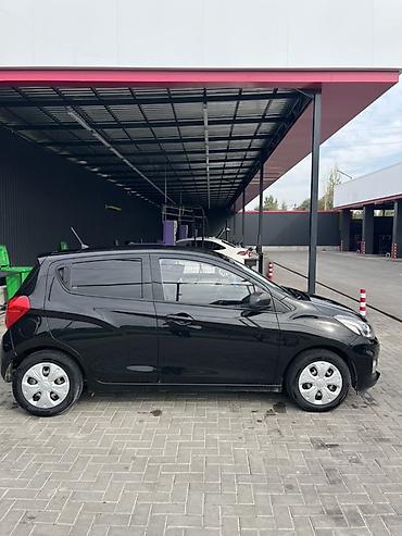 byd qin plus dm i: Chevrolet Spark: 2018 г., 1 л, Вариатор, Бензин, Хэтчбэк — 4