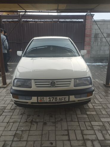 Volkswagen Vento: 1995 г., 1.8 л, Механика, Бензин, Седан