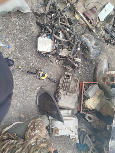 Другие автозапчасти: Набор различных бывших в употреблении автомобильных запчастей. В