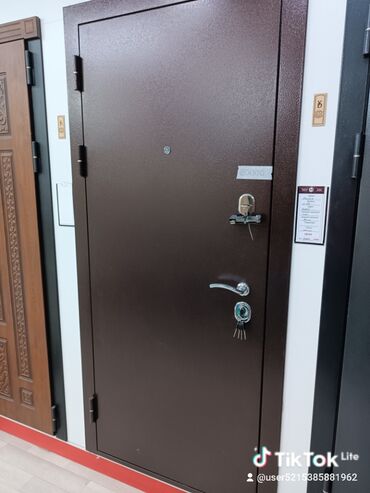 Двери для домов и квартир: Продается входные город Токмок на базаре на против ресторана МИК — 9