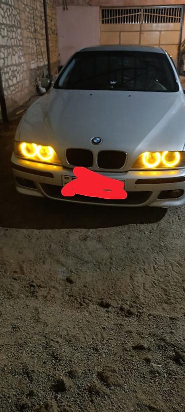 akril şüşə: BMW 5 Series E39 sedan – gümüşü rəngdə, 4 qapı. Xüsusiyyətlər: - — 3