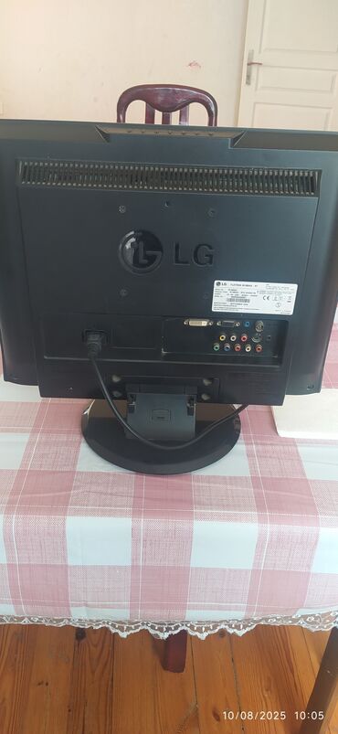 Kompüter və noutbuk aksesuarları: LG brendinə məxsus qara rəngli LCD monitor. bu monitor üzərində