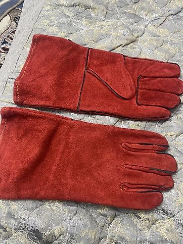 30 -35 ədəddir Qırmızı süet əlcəklər - Material: yumşaq süet (zəngin