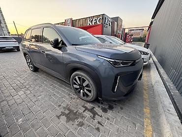 byd leopard: Плагин кроссовер/минивэн GAC Aion i60 в мокром асфальте. Пробег — 1