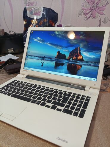 Audio: İşlənmiş Toshiba, 18 ", Intel Core i3, 1 TB