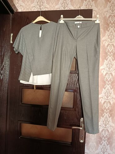 женские классические леггинсы: Qadın klassik dəst – boz rəngli incə zolaqlı. - Üst: dairəvi yaxalı