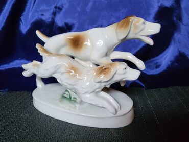 Staro posuđe i escajg: Figura nova pasa 7.god.Lippelsdorf Nemacka. Porcelanska figura — 1