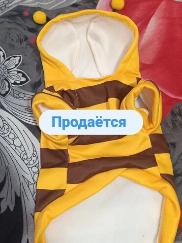 напольная когтеточка для кошек: Худи для домашних животных в стиле пчелы с капюшоном. Выполнено в