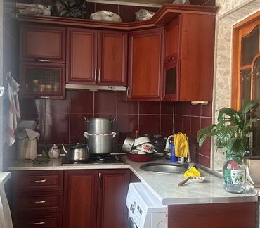 Xalçalar: Metbex mebeli 150 Azn satilir Uzerinde tekce qaz verilir.Olcu1,6 * 1,7
