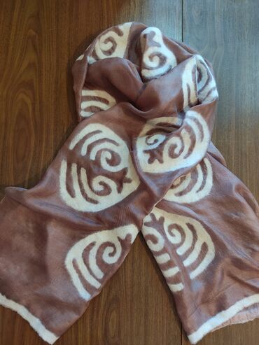 кыргызская национальная одежда: Шелковые шарфы с войлоком станут яркой ноткой вашего образа. Цвета