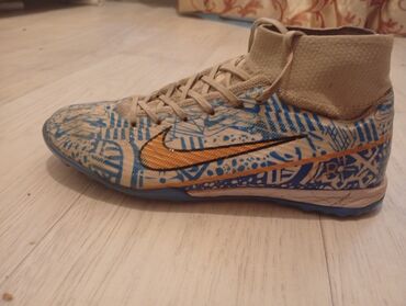 футбольные бутсы цена: Футбольные бутсы Nike с ярким принтом и высокой посадкой в области
