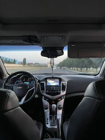 avtomat suret qutusunun temiri: Chevrolet markalı avtomobilin interyeri. Avtomatik sürət qutusu